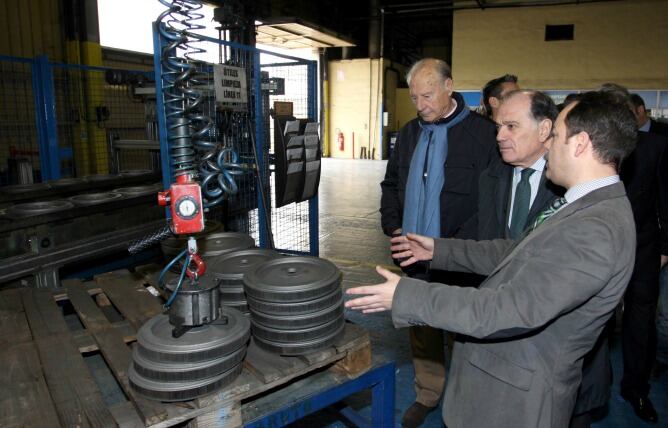 Tomás Villanueva acompañado por Vicente Garrido Capa y los directivos de "Frenos y Conjuntos"