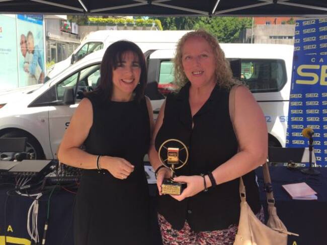 Isabel Ayer entrega el tercer premio a Txelo Goikoetxea, la madre de Mariasun Quiñones