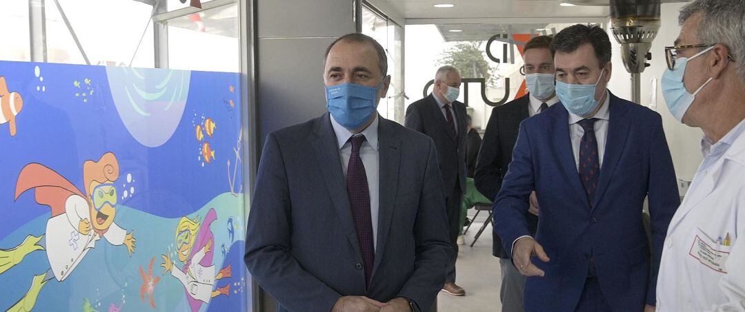 El conselleiro de Cultura, Educación e Universidade, Román Rodríguez, y el de Sanidade, Julio García Comesaña, visitan el covid-auto escola del Chuac
