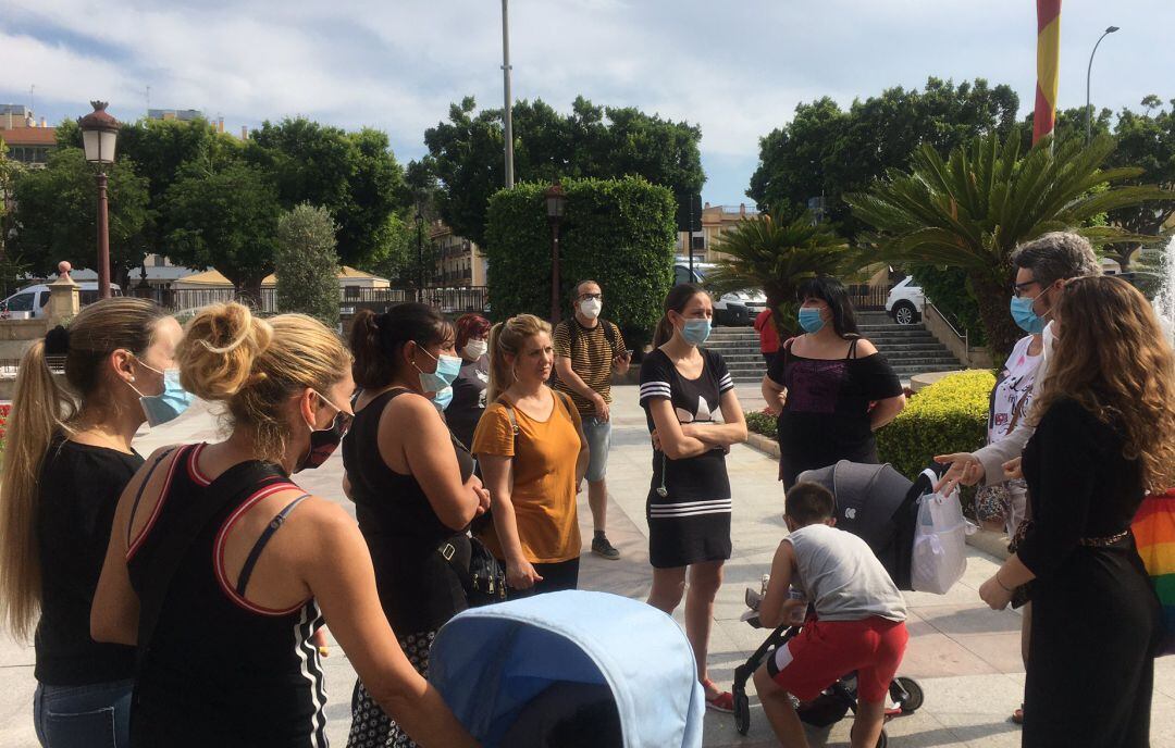 Familias concentras frente al Ayuntamiento de Murcia