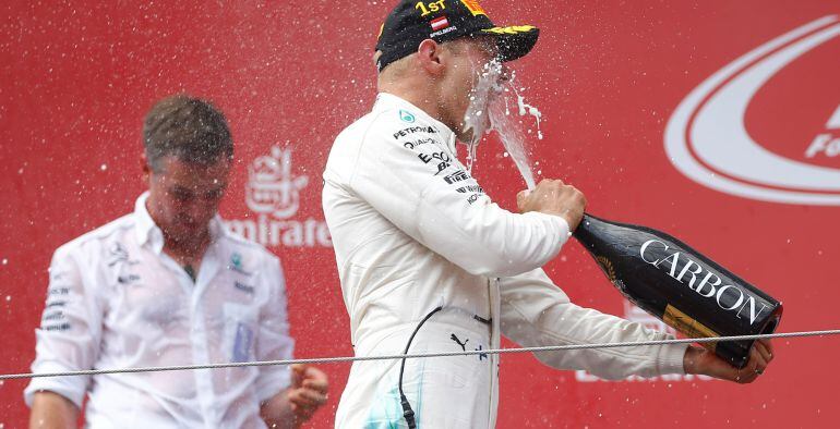 Bottas volvió a tener problemas a la hora de beber champagne y terminó calado 