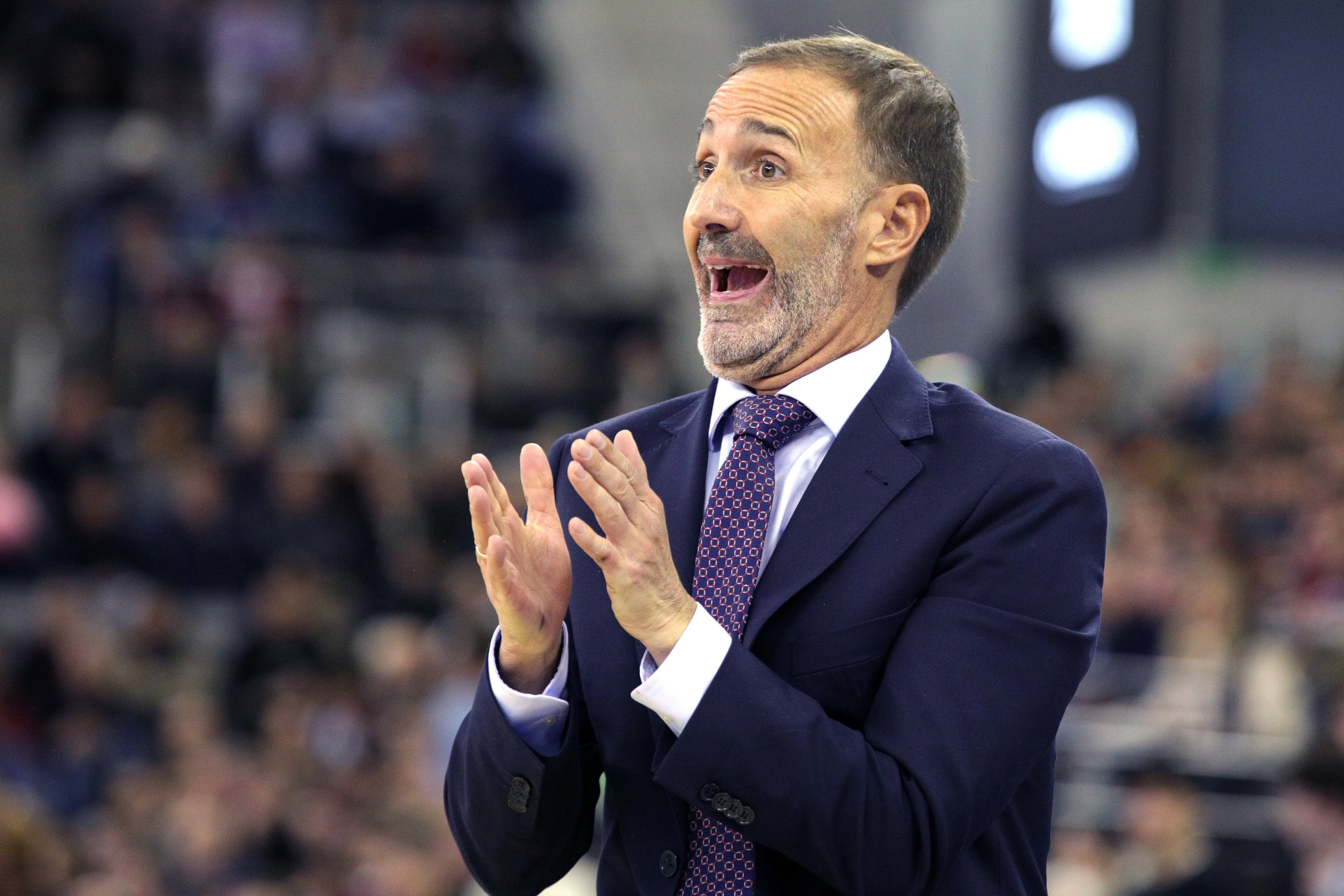 GRANADA, 27/12/2025.-El entrenador del UCAM Murcia, Sito Alonso, durante el partido de la jornada 12 de la Liga Endesa de baloncesto, que enfrenta al Covirán Granada con Ucam Murcia, este sábado en el Palacio de los Deportes de Granada.- EFE/ Pepe Torres