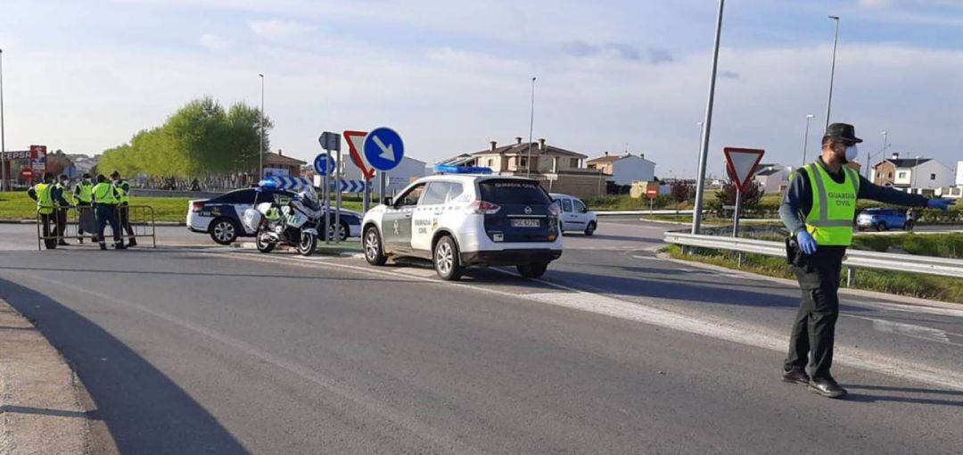 Controles de acceso de la Guardia Civil en Arroyo de la Luz