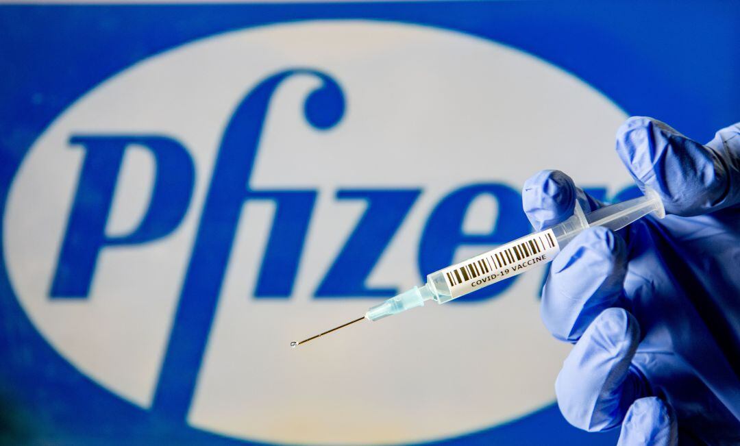 La vacuna de Pfizer, a debate por su autorización de urgencia.