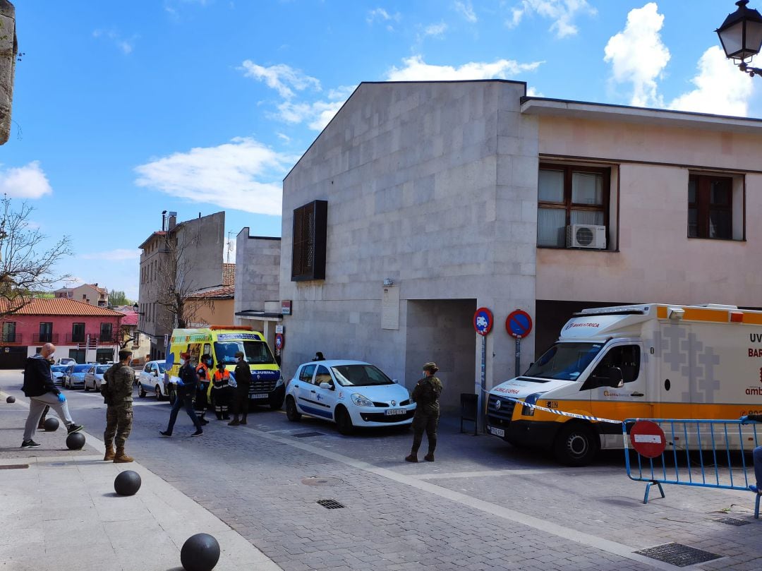 Personal del Regimiento de Artillería Antiaérea 71 de Fuencarral (Madrid) en las inmediaciones del Centro de Salud de Cuéllar