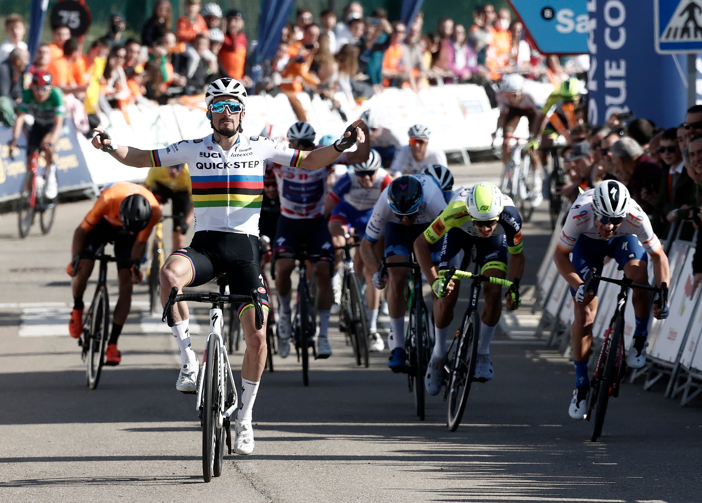 GRAFCAV4296. VIANA, 05/04/2022.- El vigente campeón del mundo, el francés Julian Alaphilippe (Quick Step), se ha impuesto este martes al sprint en la segunda etapa de la 61ª Vuelta al País Vasco, la Itzulia 2022, un recorrido de 207,9 kilómetros entre las localidades navarras de Leitza y Viana.Lanzado por su compañero Remco Evenepoel, Alaphilippe sacó de rueda a todos sus rivales en la pequeña cuesta de meta, en la que siguieron en la línea de llegada otro francés, Fabien Doubey (TotalEbnergies), y el belga Quinten Hermans (Intermache). EFE/ Jesús Diges