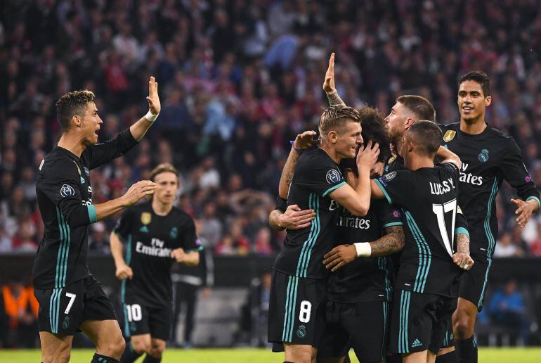 Los jugadores del Real Madrid celebran el gol de Marcelo. 