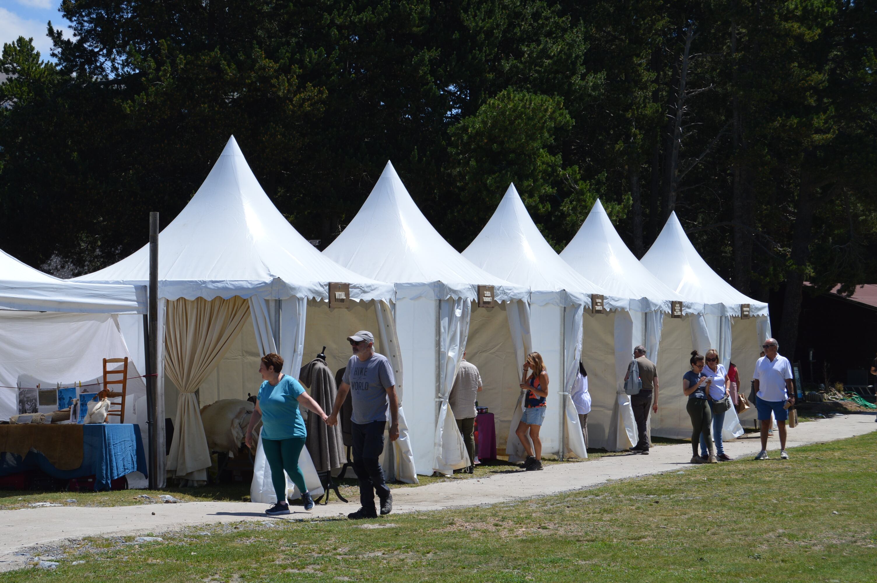 La fira i trobada de productors locals a la festa de la transhumància