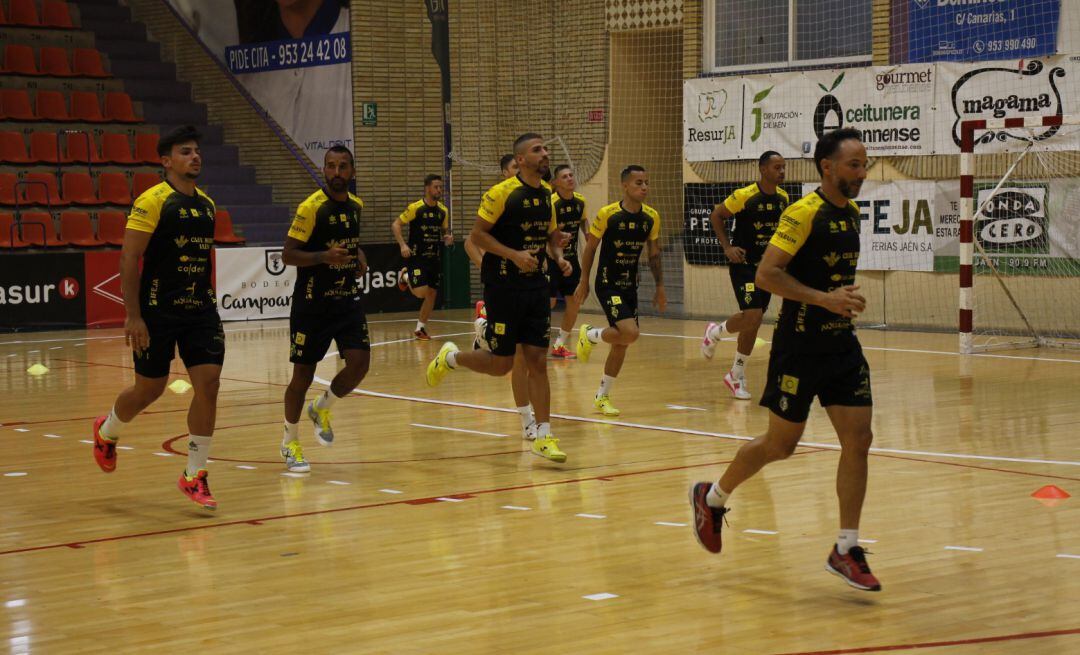 Varios jugadores del Real Jaén durante el pirmer entrenamiento de la temporada.