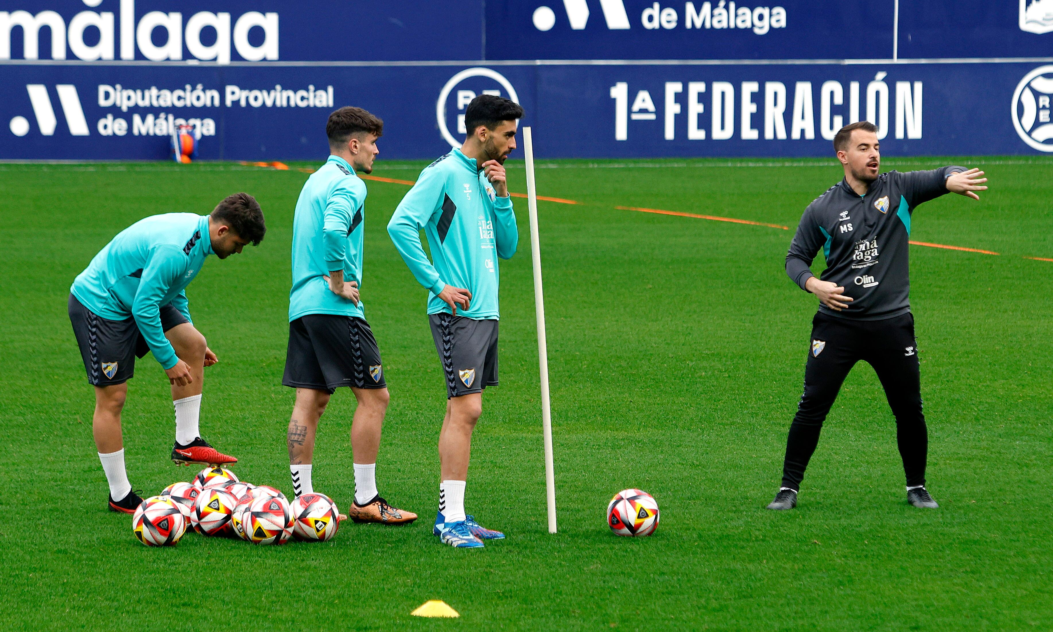 Manolo Sánchez, segundo entrenador del Málaga, dirige un ejercicio de estrategia