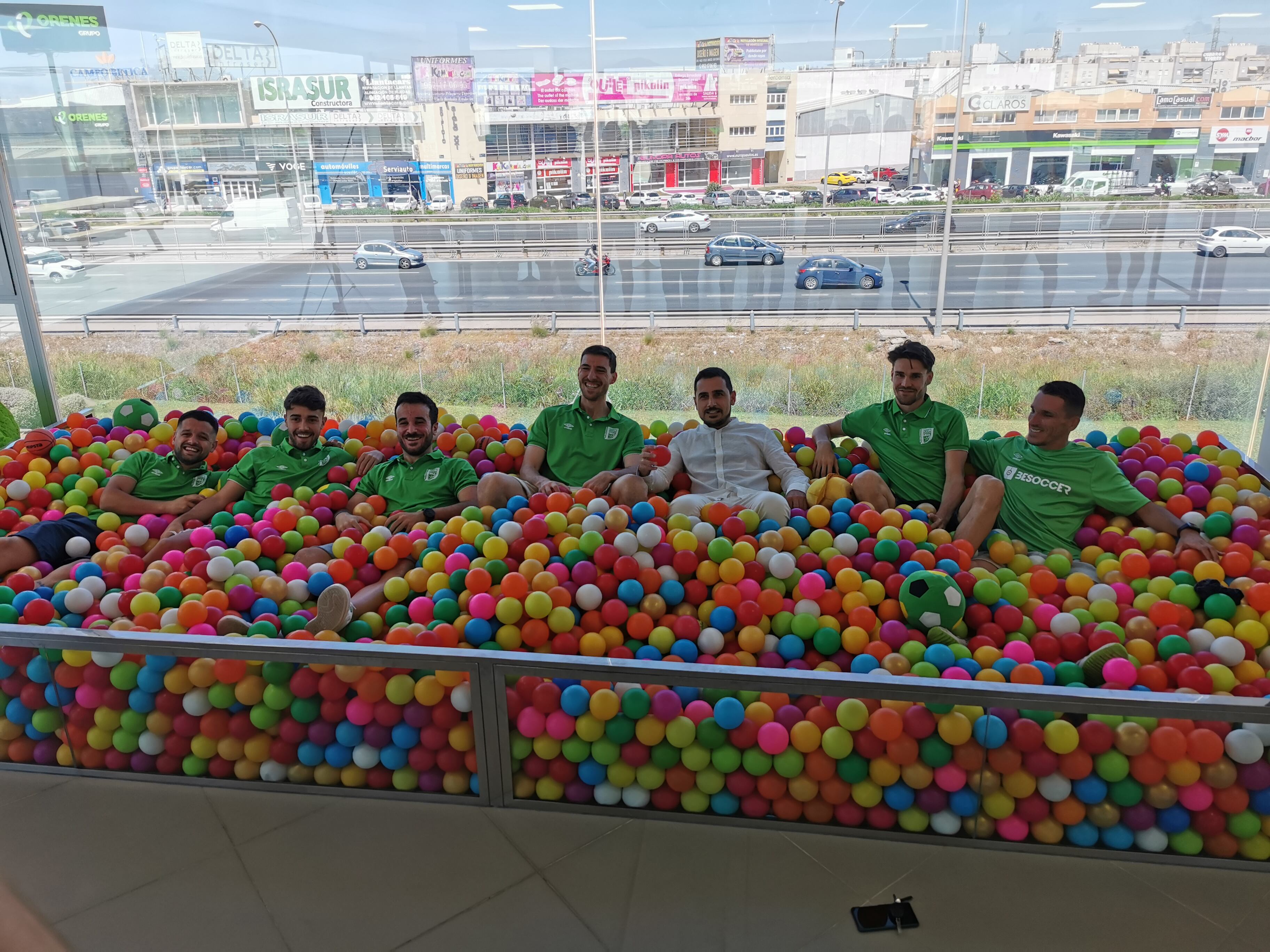 Jugadores del BeSoccer UMA Antequera en la sede de la empresa malagueña