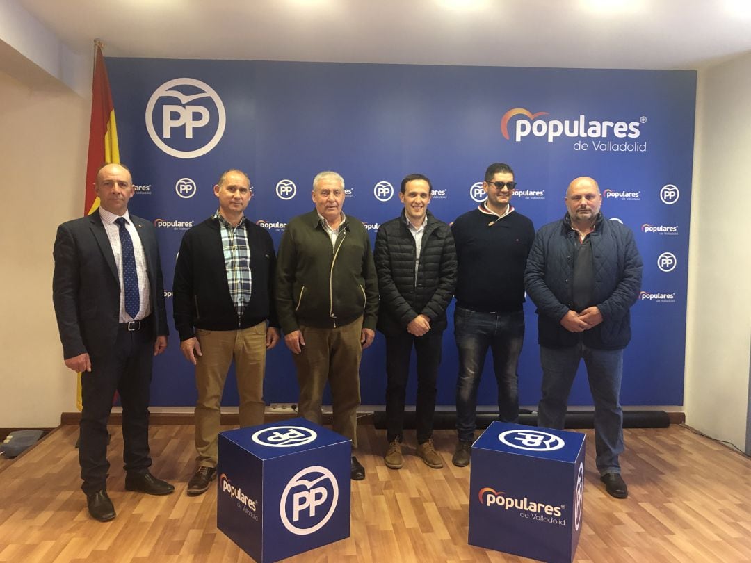 A la izquierda el candidato a la alcaldía de Campaspero junto con otros compañeros de partido