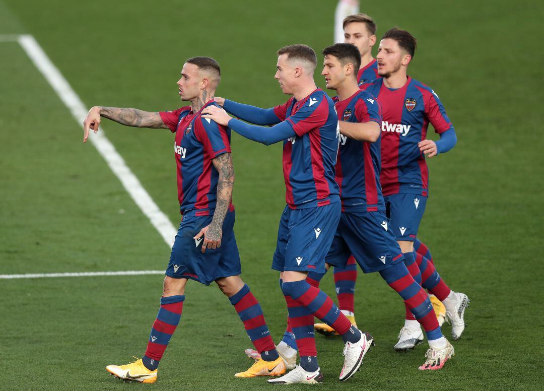 Roger y varios de sus compañeros celebran el gol en Valdebebas ante el Real Madrid