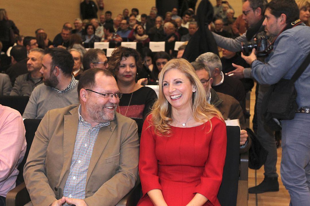 El secretario general del PSPV-PSOE de Castelló, Paco Gil, junto a la alcaldesa en funciones, Amparo Marco