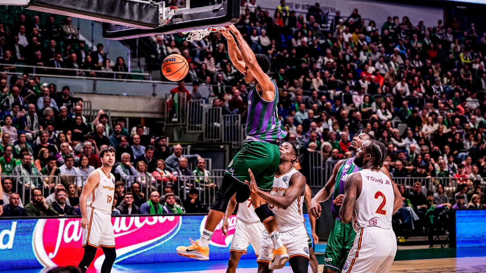 Un acción del ala-pívot del Unicaja Tyson Pérez, en el partido contra el Galatasaray