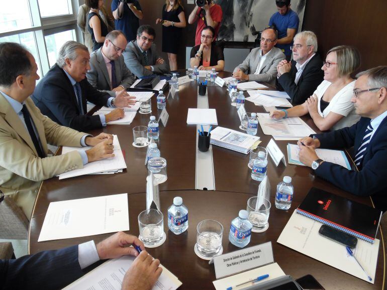 Reunión entre la consellera María José Salvador y el secretario de Estado de Fomento, Gómez-Pomar