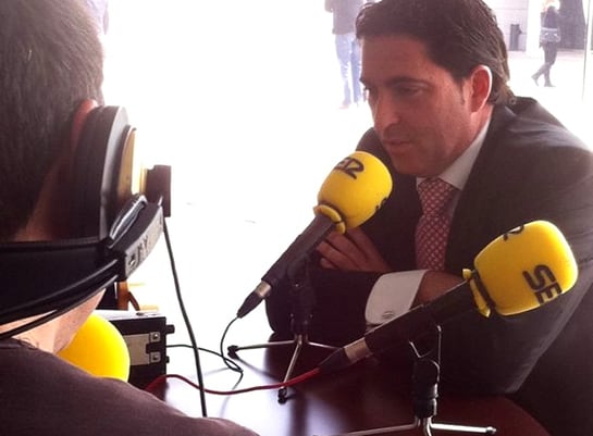 Francisco José Delgado conversa con el entrenador del Regal F.C. Barcelona en &#039;Play Basket&#039;