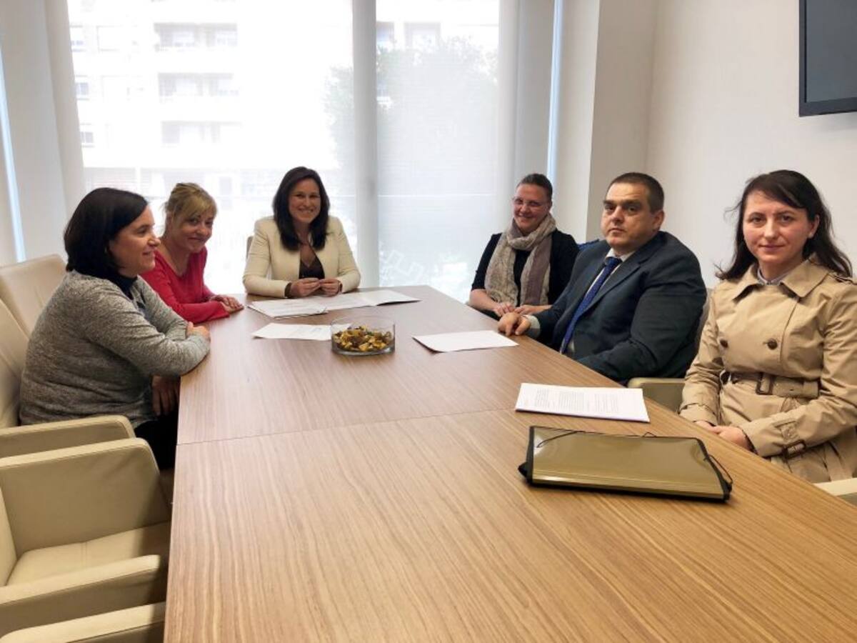 El consulado ofrece clases de rumano gratuitas a todo el alumnado