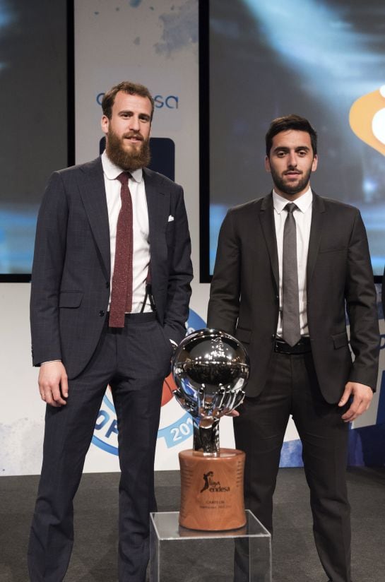 GRA245 MADRID, 23/05/2016.- El base del Real Madrid Sergio Rodríguez (i) y el base argentino del UCAM Murcia Facundo Campazzo presentan el emparejamiento de cuartos de final que enfrenta a sus equipos durante el acto en el que la Liga Endesa entregó sus p