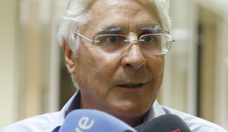 José María Barreda responde a los medios de comunicación a su llegada a la reunión de la ejecutiva federal.