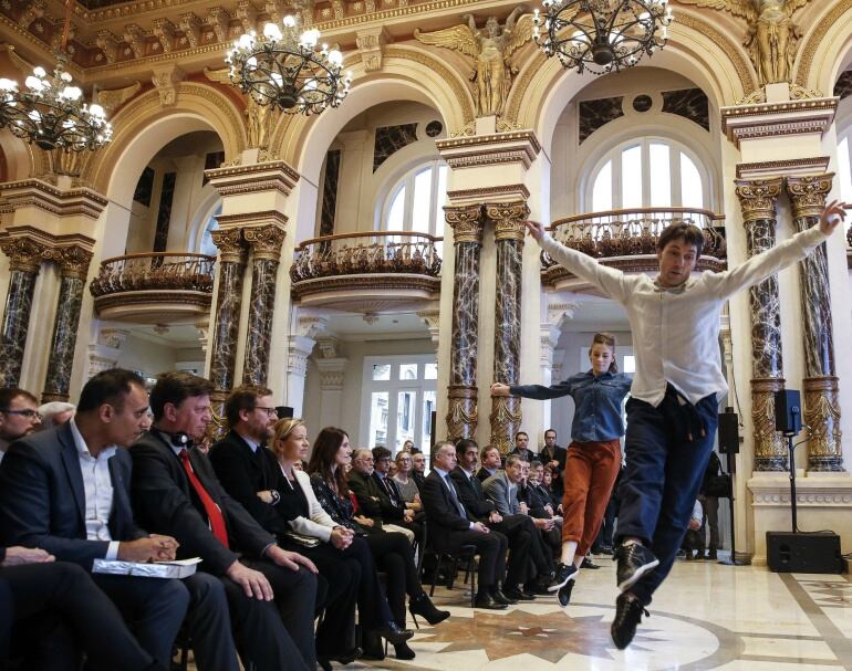 Instantánea de los dantzaris durante el acto institucional en el que se ha cedido el testigo a las ciudades que serán representantes de la cultura en 2017, y que se ha celebrado en el Salón de plenos del Ayuntamiento de San Sebastián.