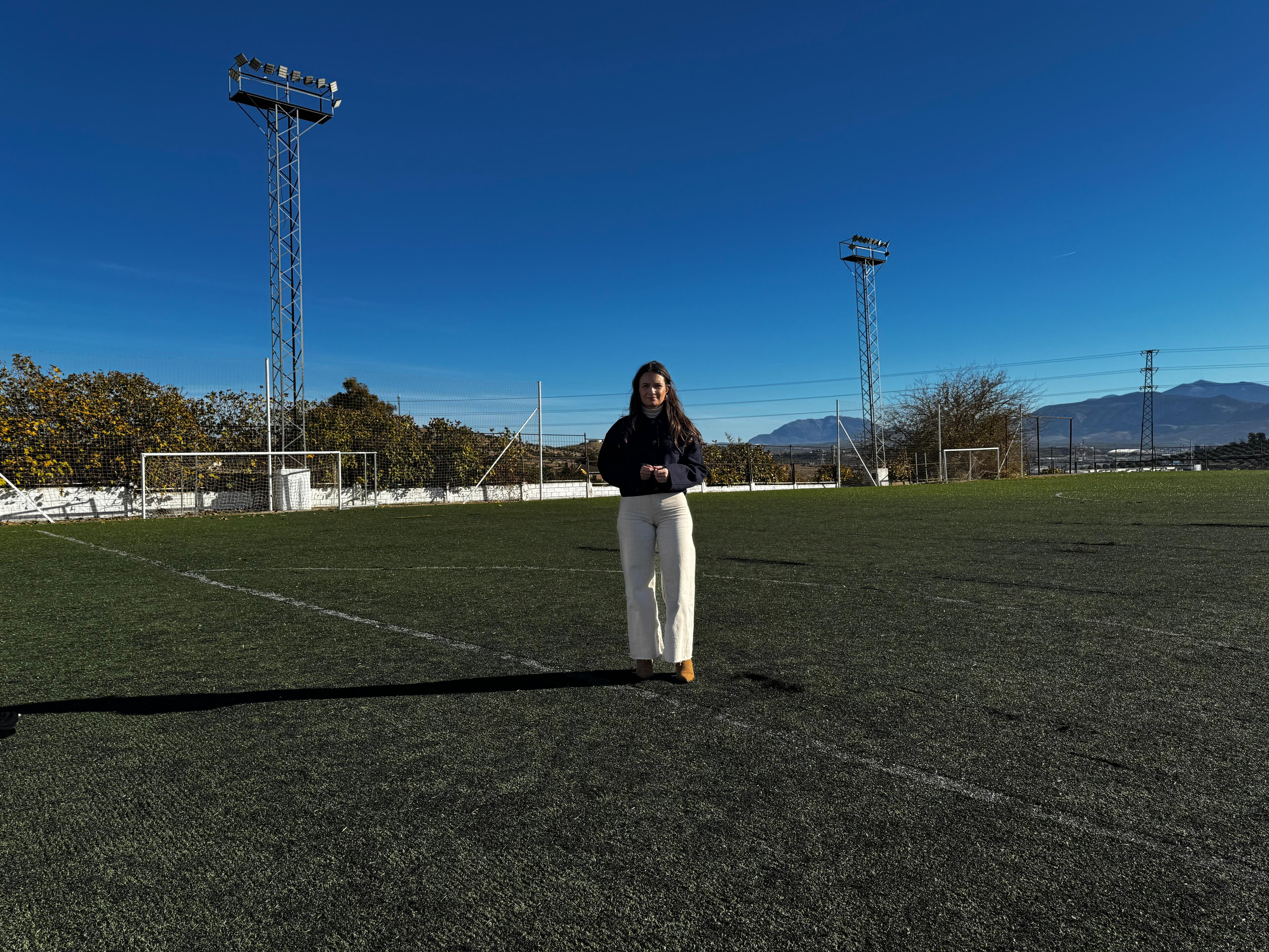 La concejala de Deportes en el Ayuntamiento de Jaén, Ana Núñez, sobre el césped del campo de fútbol Antoñete.