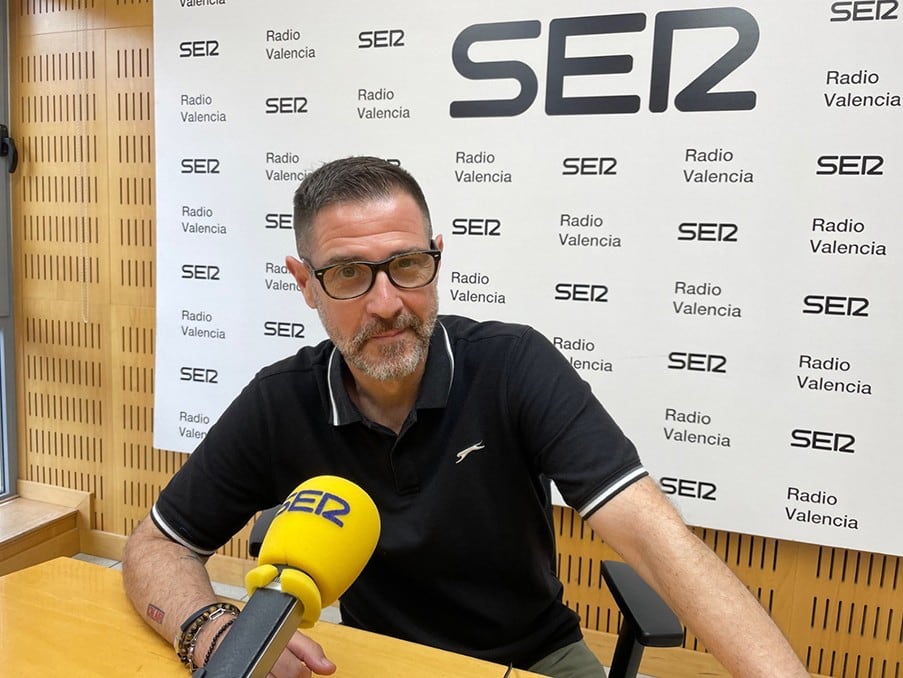 Juan Magraner, en los estudios de Radio Valencia.
