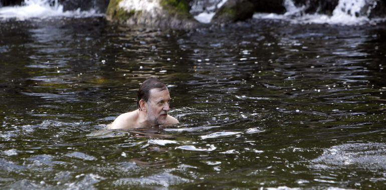 El presidente del Gobierno, Mariano Rajoy, durante un baño que se dió en las aguas del río Umia, en Meis (Pontevedra)