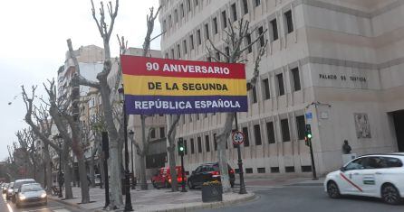 Así lucía la bandera hasta esta madrugada