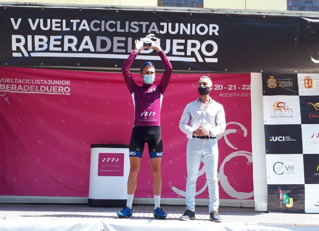 El corredor estadounidense del Hot Tubes, Luca Scuriatti, ganador de la V Vuelta Ciclista Júnior a la Ribera del Duero.