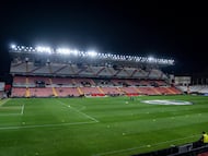 El estadio de Vallecas, durante una noche de partido