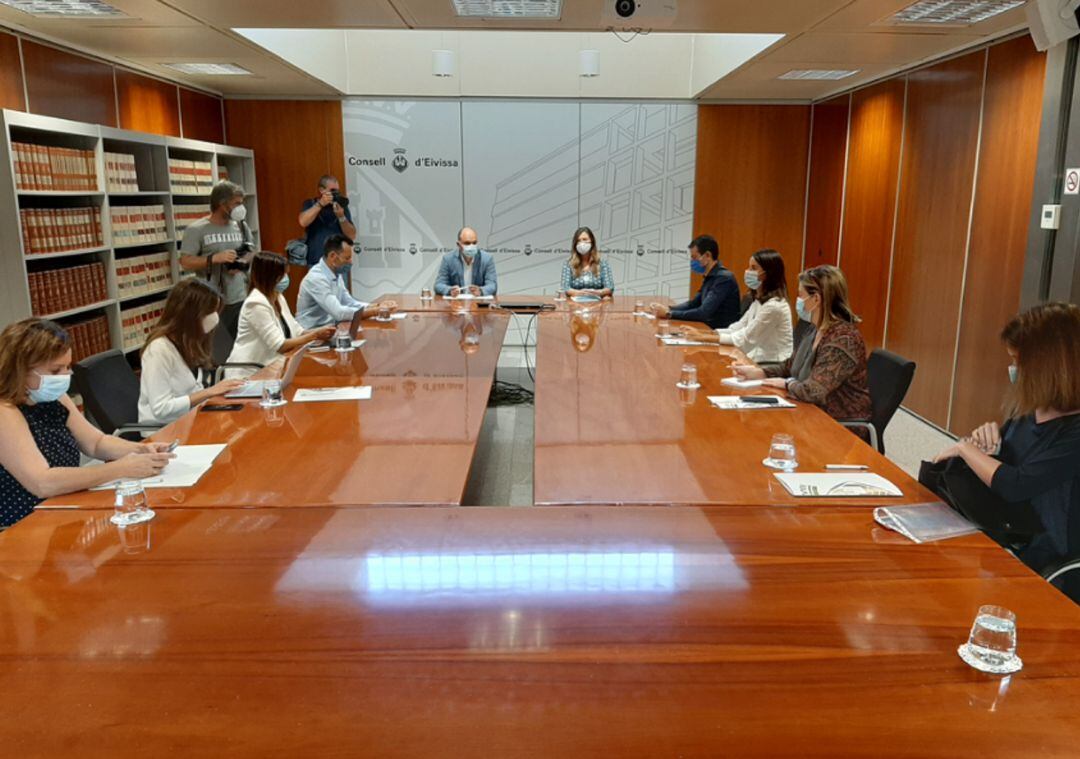 Imagen de la reunión de Gómez con las autoridades de Ibiza