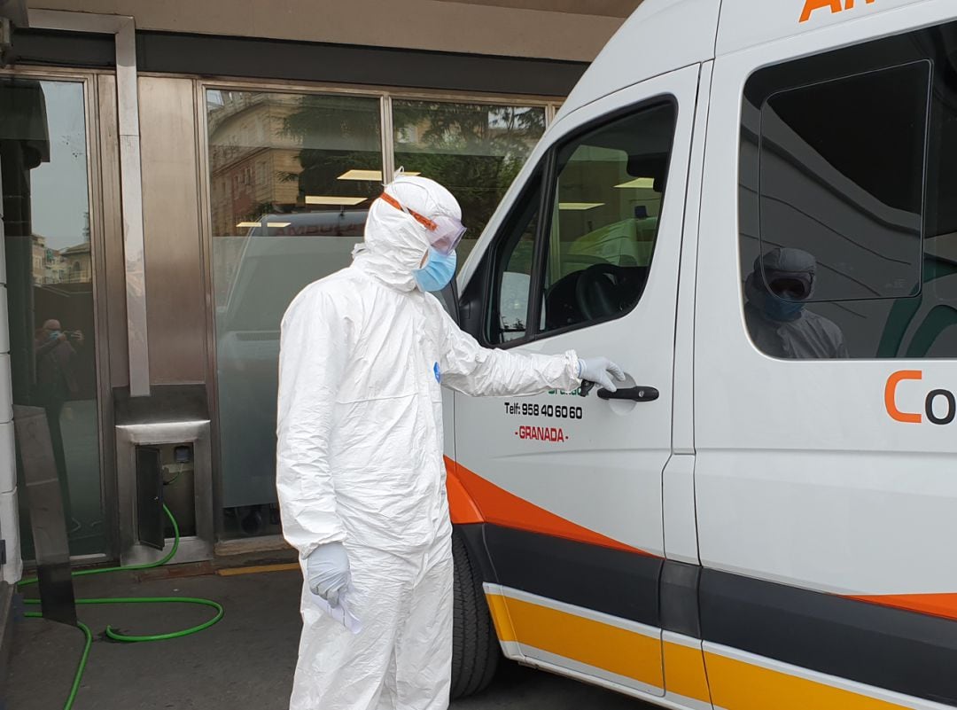 El conductor de una ambulancia, a las puertas del servicio de Urgencias del hospital Virgen de las Nieves de Granada, tras el traslado de un paciente