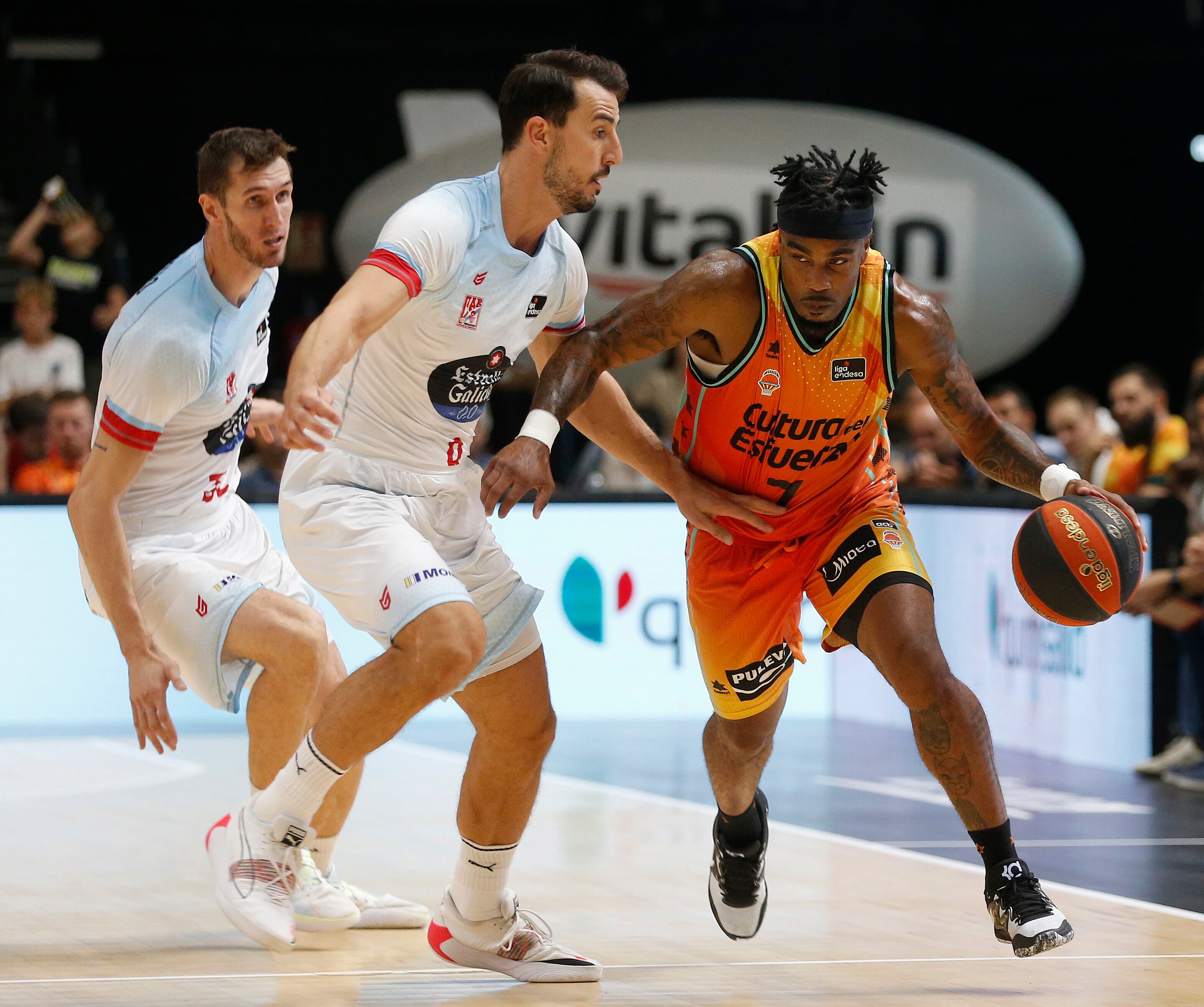 GRAFCVA8593. VALENCIA, 23/09/2022.-- - El Valencia Basket y Monbús Obradoiro han disputado el partido de presentación correspondiente al Trofeo Ciudad de Valencia, en la imagen, Chris Jones (d) y Leo Westermann.EFE/ Miguel Ángel Polo