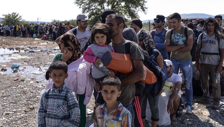 Refugiados cruzan la frontera de Macedonia con Grecia cerca de Gevgelija (Macedonia) 