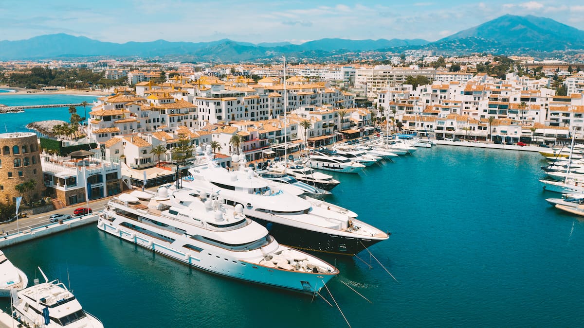 El constructor que levantó barrios humildes y el puerto más exclusivo de España