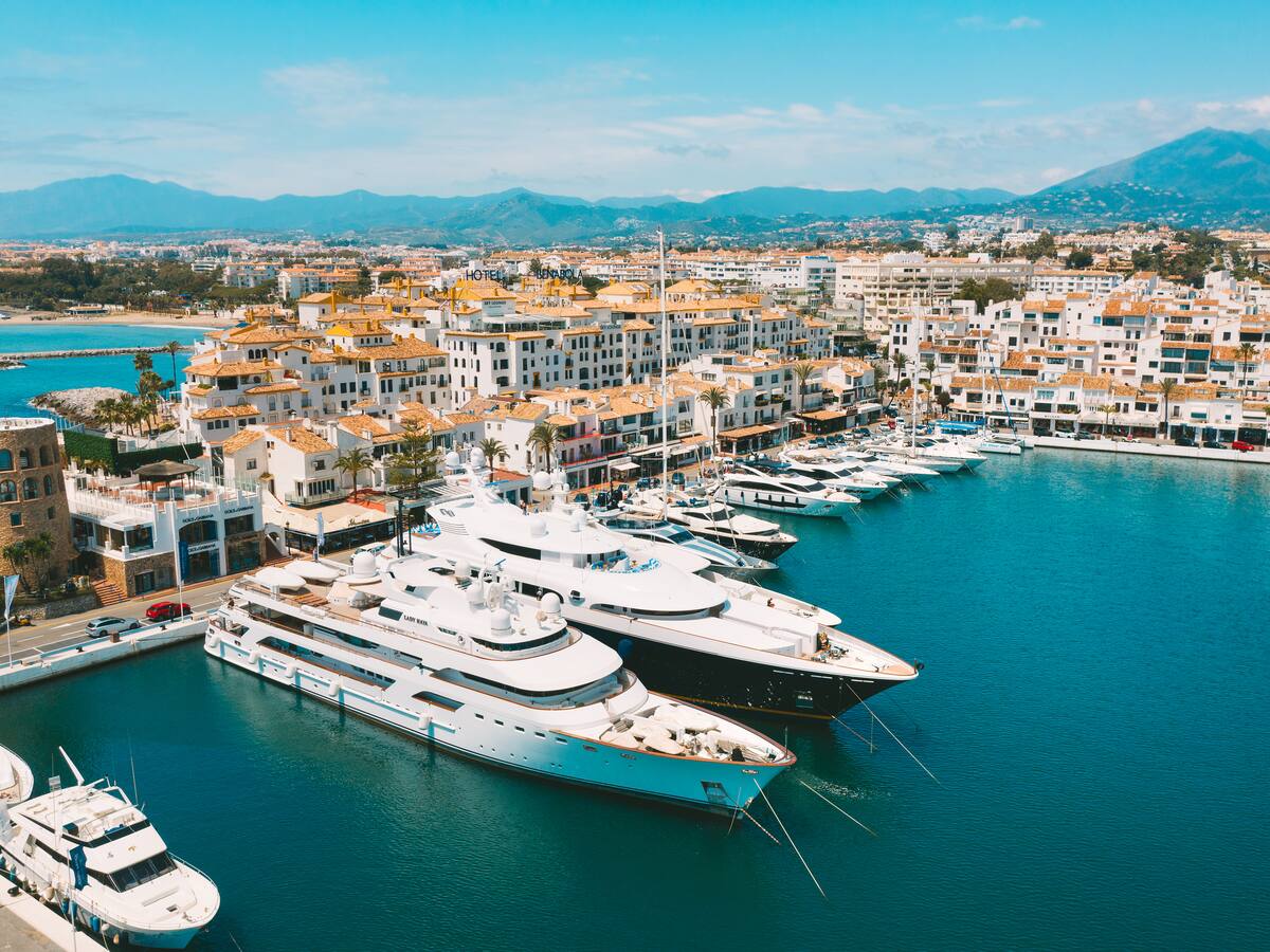 El constructor que levantó barrios humildes y el puerto más exclusivo de España