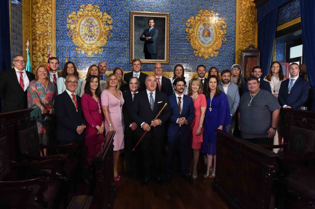 Antonio Gallardo y Jorge Domínguez, a la derecha de la foto tras el pleno de investidura.