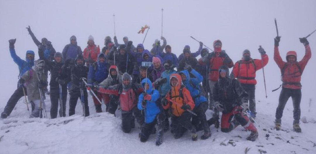 Equipo que completó &#039;17 Picos, 17 Simas&#039; 