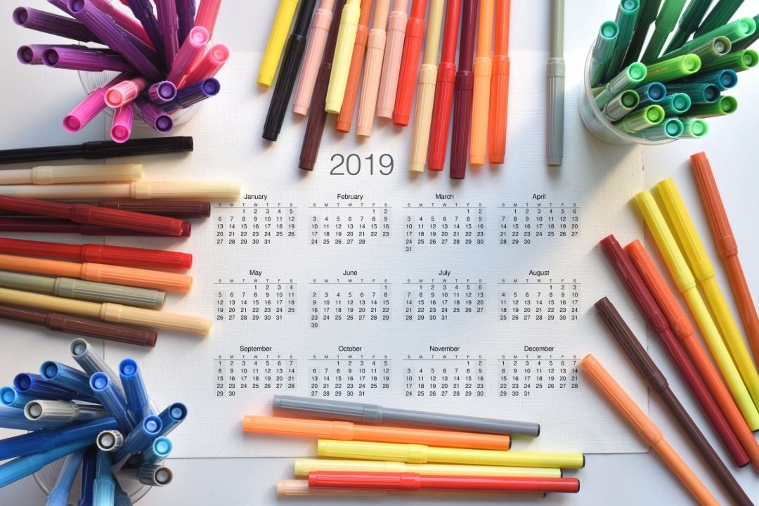 Calendario de 2019 con rotuladores alrededor