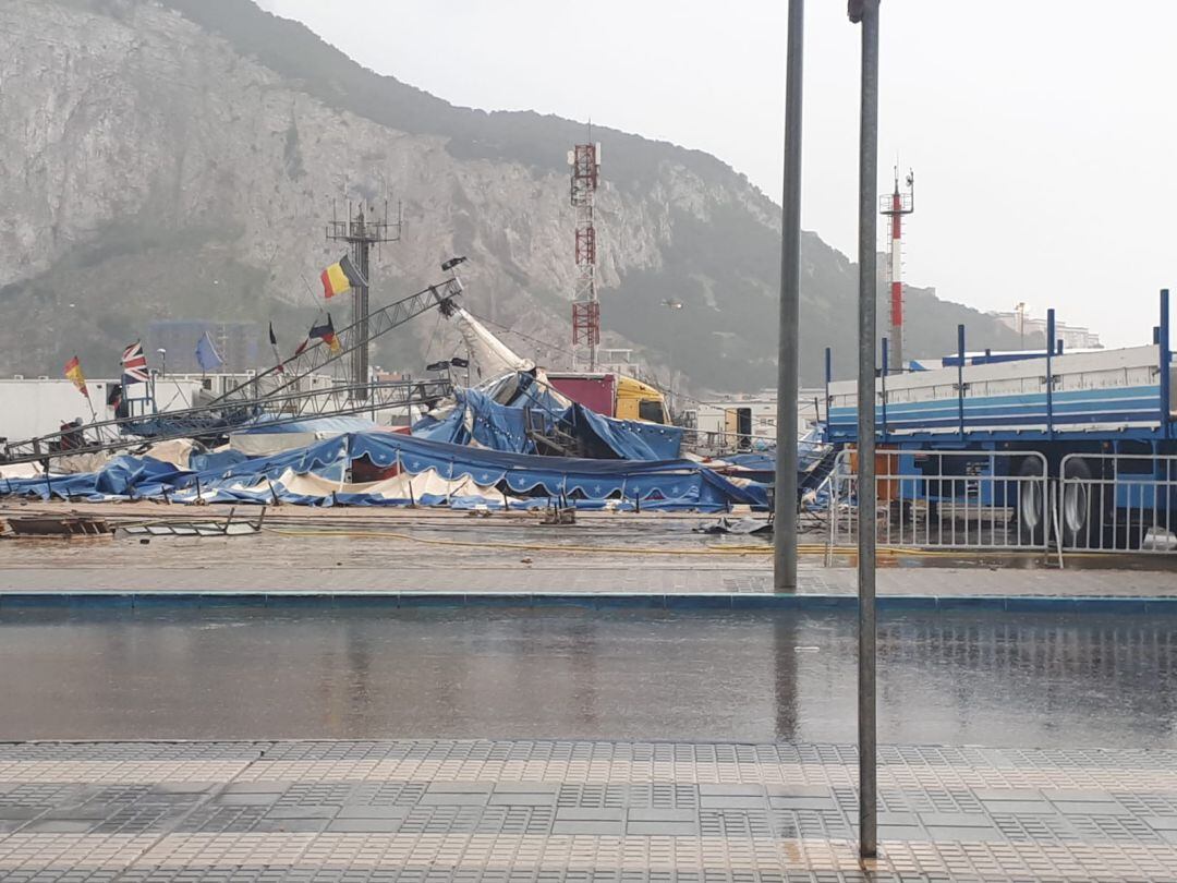 El Circo Berlín, derribado por el viento.