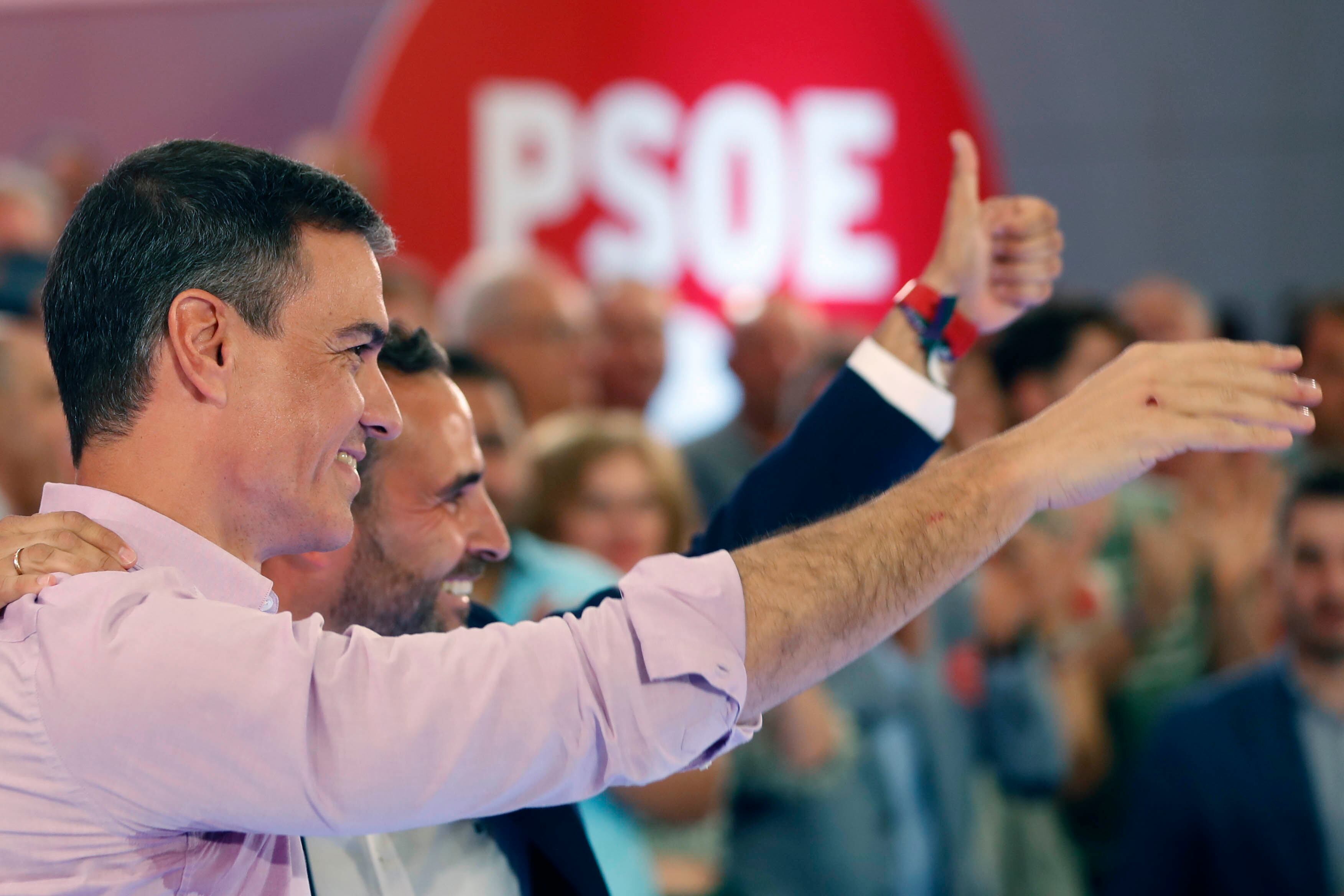 GRANADA, 02/05/2023.- El presidente del Gobierno, Pedro Sánchez (i), participa este martes en un acto de campaña en apoyo al candidato socialista a la Alcaldía de Málaga, Daniel Pérez (d), en Málaga. EFE/ Jorge Zapata
