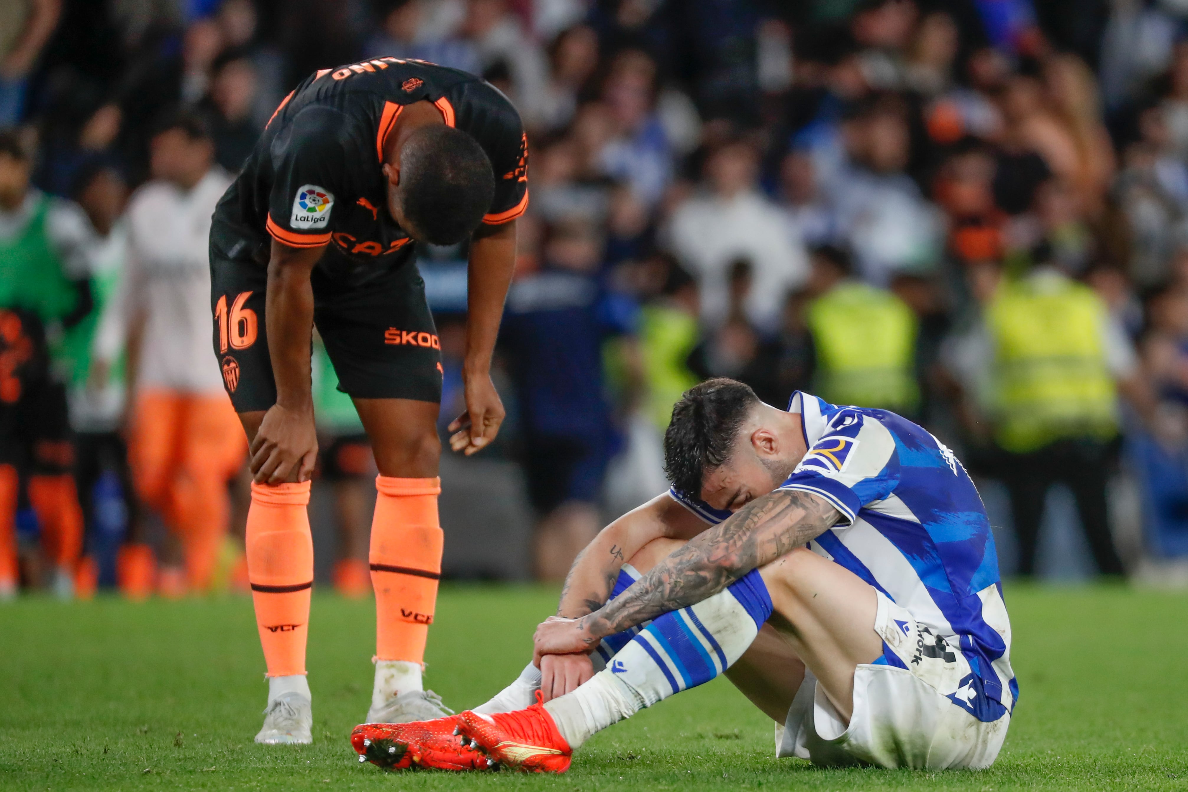 SAN SEBASTIÁN, 06/11/2022.- El delantero brasileño del Valencia Samuel Lino (i) y el centrocampista español de la Real Sociedad Mikel Merino (d), al término del partido correspondiente a la decimotercera jornada de LaLiga entre Real Sociedad y Valencia CF disputado este domingo en el Reale Arena de San Sebastián. EFE/ Javier Etxezarreta
