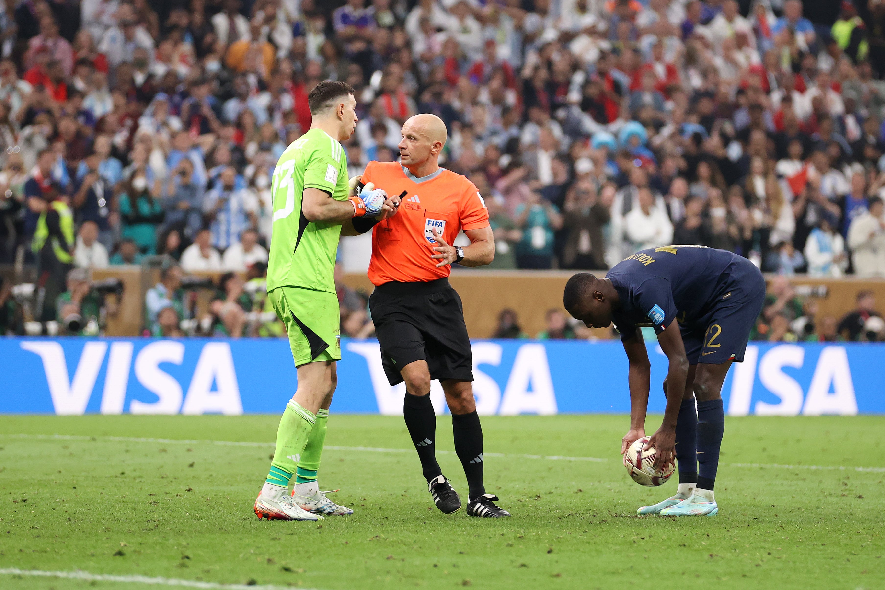 El colegiado Szymon Marciniak aparta al &#039;Dibu&#039; cuando este va a intimidar a Kolo Muani, en la tanda de penaltis de la final del Mundial. 