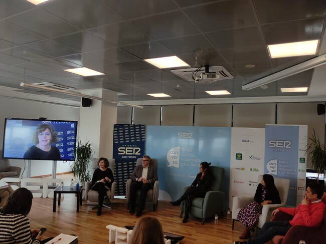 Economía del envejecimiento y turismo sostenible ¿Oportunidades para la provincia? Intervienen: Pedro Villanueva, CEO Balneario de Ariño y presidente del clúster de Turismo Sostenible de Aragón; Antonio García, director gerente de Auxidomicilio; Nita Macía, directora de Estrategia y responsabilidad. Responsable de la biblioteca de proyectos de turismo sostenible de la Diputación Provincial de Teruel; y Maritza Brizuela, directora de la oficina técnica del grupo social Lares.
Modera: Concha Hernández