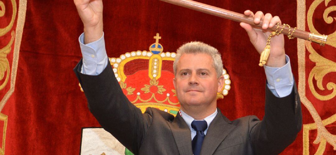 Narciso Romero con el bastón de mando de alcaldía de Sanse