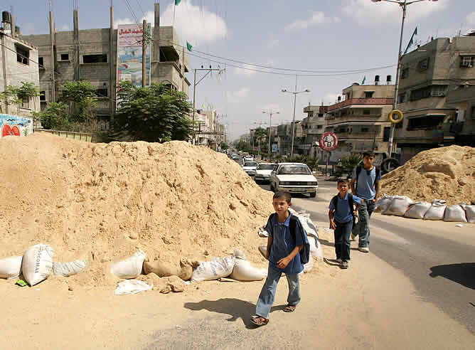 Niños en la franja de Gaza caminan hacia la escuela