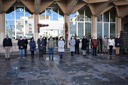 La alcaldesa de Ciudad Real junto a concejales y representantes de otras administraciones públicas han guardado un minuto de silencio