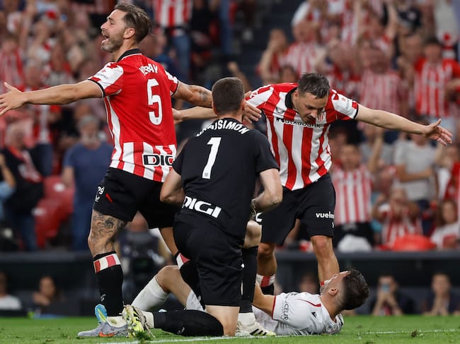 BILBAO, 21/04/2026.- El guardameta del Athletic Club, Unai Simón, tras detener un penalti durante el encuentro correspondiente a la jornada 32 de Laliga EA Sports que disputan este martes Athletic Club y Osasuna en el estadio de San Mamés, en Bilbao. EFE / Miguel Toña.