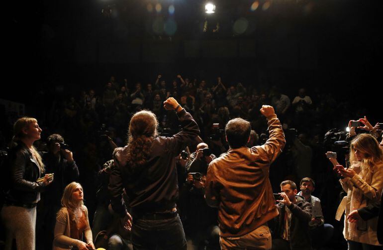 Los líderes de Podemos, Pablo Iglesias, y de Izquierda Unida, Alberto Garzón, celebran un encuentro ciudadano tras el preacuerdo electoral alcanzado por ambas formaciones.